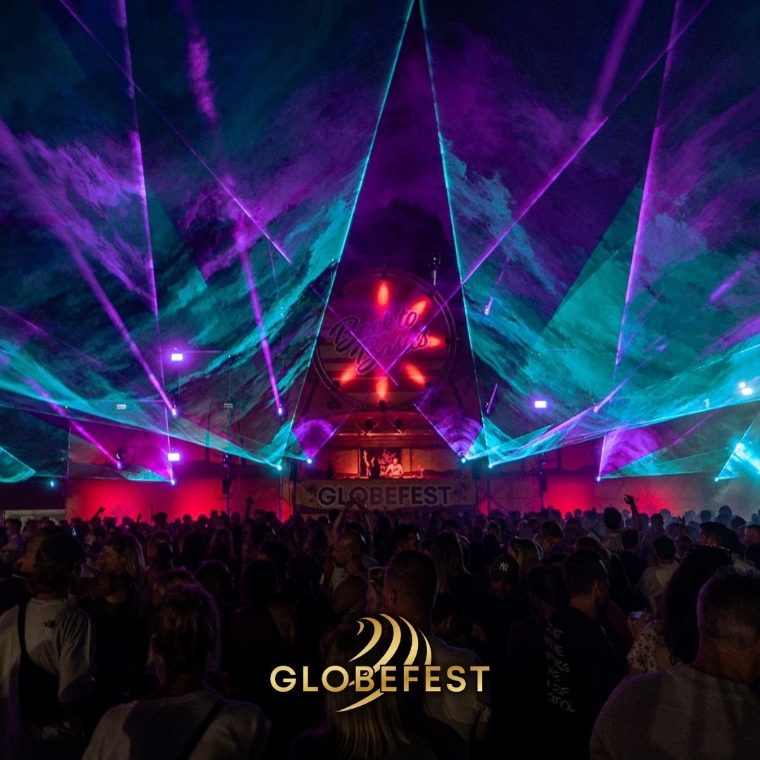 Laser-lit crowd with pyro at Globefest